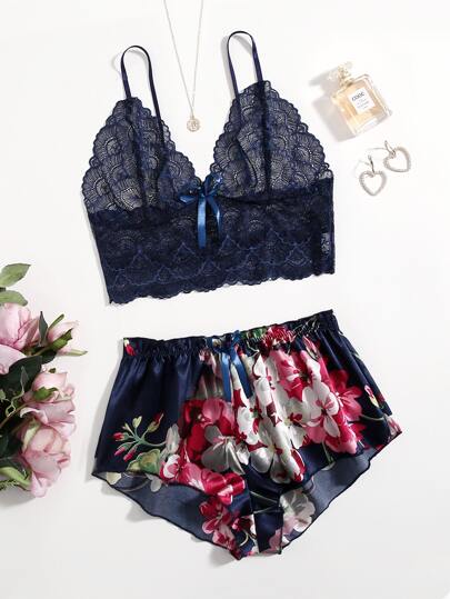 Sujetador con encaje floral y ribete de concha y shorts de raso, lencería