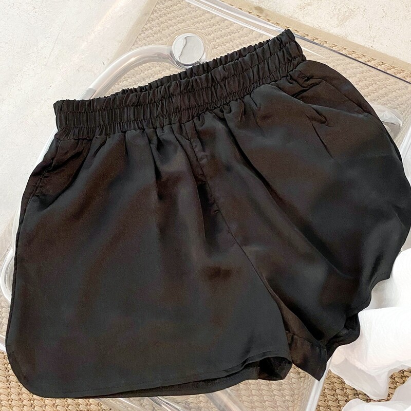 

Patched Wide Leg Shorts, Black