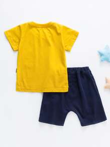 YINGZIFANG Toddler Boys Letter & Cartoon Graphic Tee and Shorts Set - Multicolor - View 2