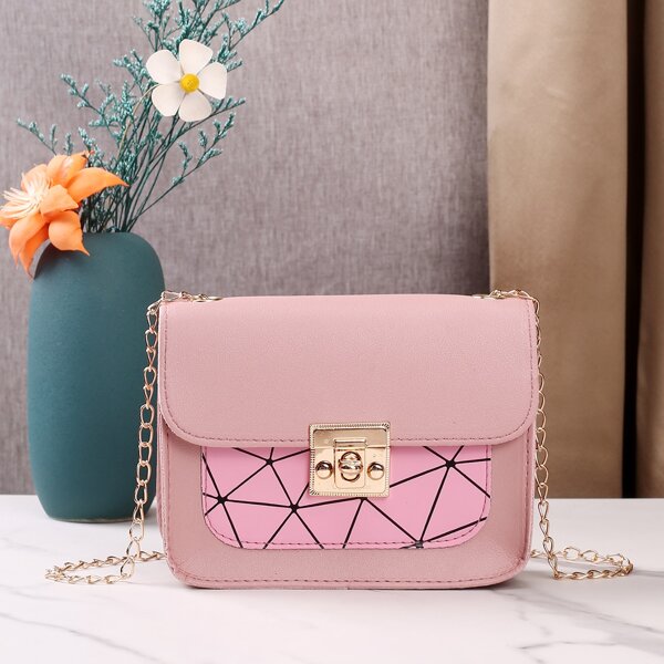 

Twist Lock Geometric Graphic Chain Crossbody Bag, Pink