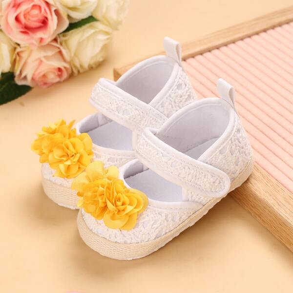 

Baby Girl Floral Appliques Velcro Strap Flats, White