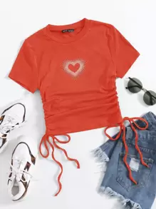 SHEIN EZwear تي شيرت محبوك مضلع مدرز برباط نمط قلب حجر الراين - الأحمر - مشاهدة 1