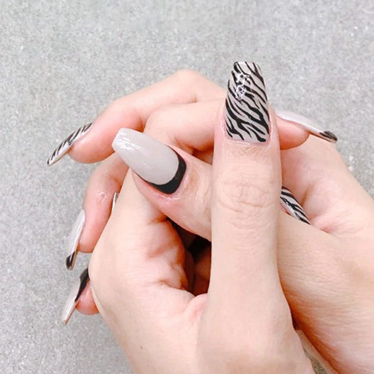 

24pcs Zebra Striped Fake Nail, Black
