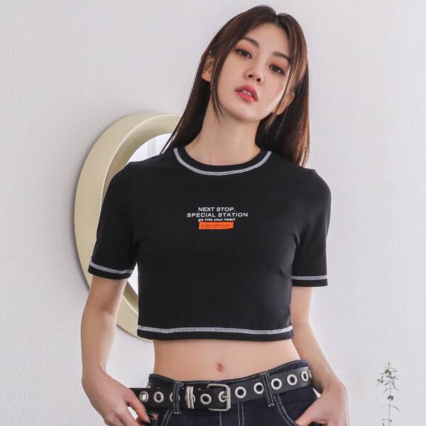 

Slogan Graphic Crop Tee, Black