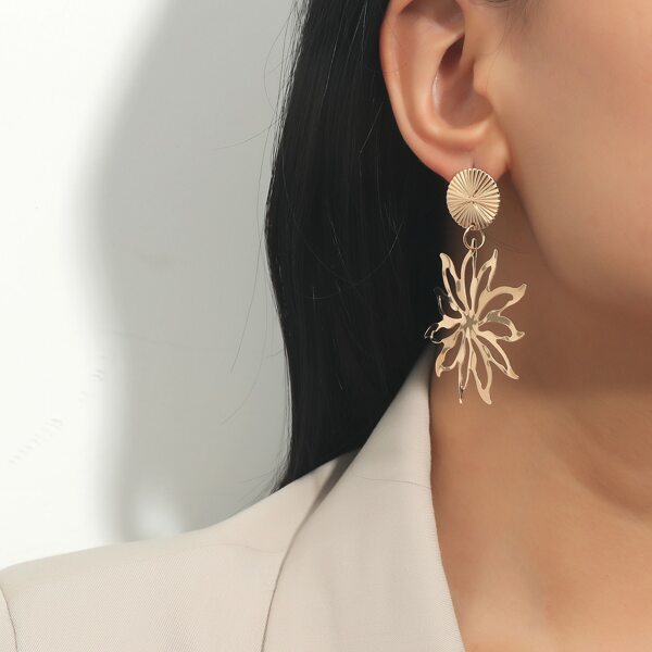 

Flower Design Hollow Earrings, Gold