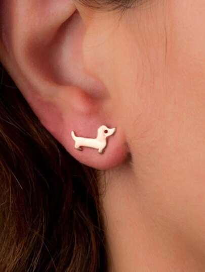 زوج من أقراط أذن نسائية من الفولاذ المقاوم للصدأ المبطنة بقلب مصقول بسيط ، مناسبة للارتداء اليومي