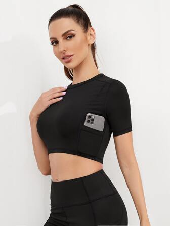 تي شيرت رياضي قصير مع جيب هاتف بلون موحد