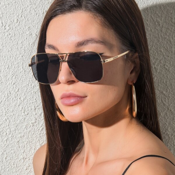 

Metal Frame Tinted Lens Sunglasses