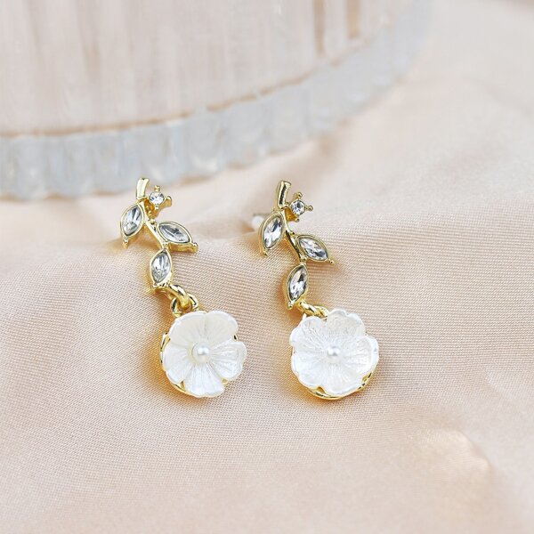 

Rhinestone & Flower Decor Earrings, White