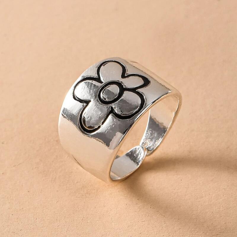 

Flower Engraved Ring, Silver