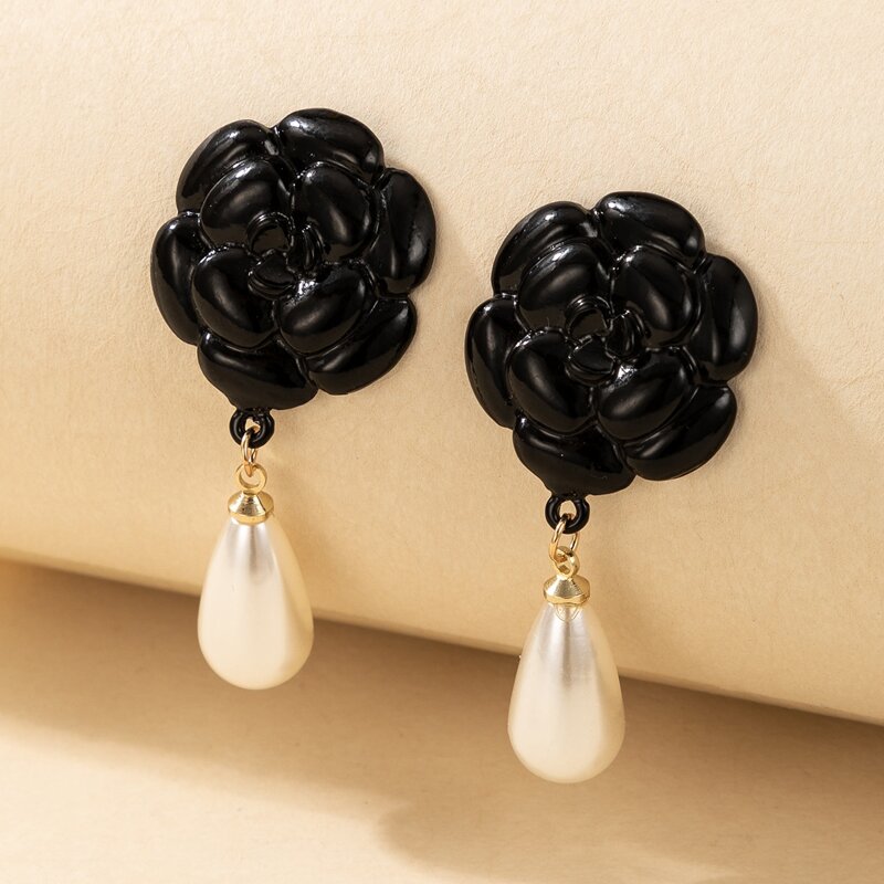 

Flower Stud Earrings, Black