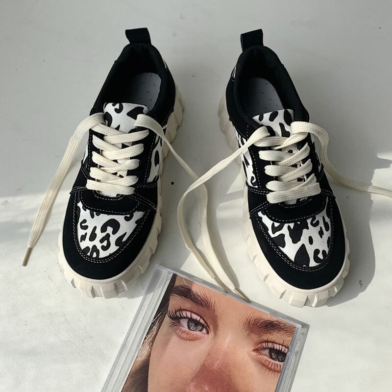 

Leopard Lace-up Skate Shoes, Black and white