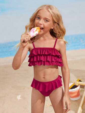 طقم بيكيني مكشكش للفتاة الشابة، الصيف على الشاطئ