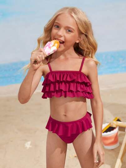 طقم بيكيني مكشكش للفتاة الشابة، الصيف على الشاطئ