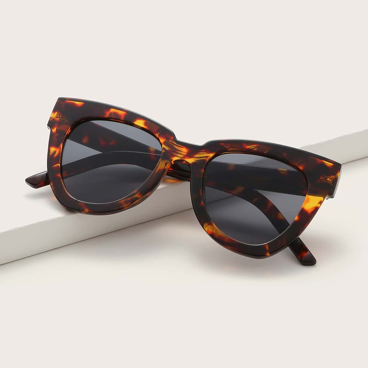 

Tortoiseshell Pattern Frame Sunglasses