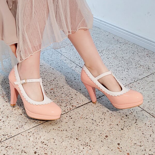 

Scallop Trim Patent Leather Mary Jane Pumps, Pink