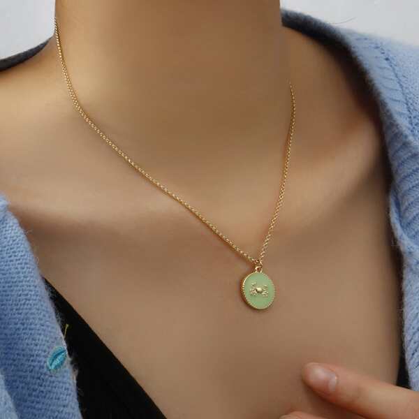 

Crab Decor Round Charm Necklace, Green