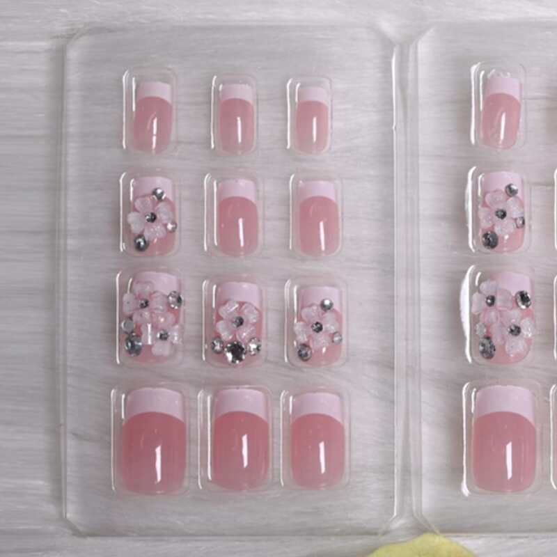 

24pcs Rhinestone Floral Fake Nail, Baby pink