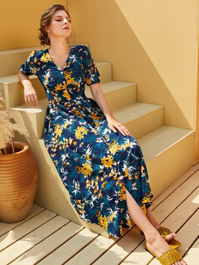 فستان بخط A بأزرار امامي وبطباعة زهر