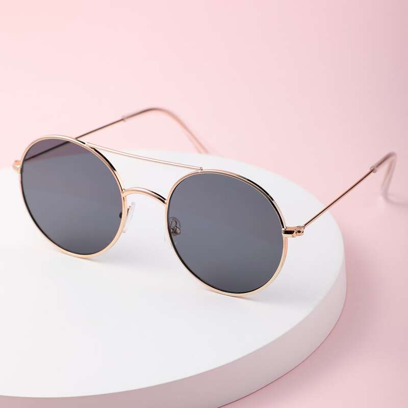 

Metal Frame Tinted Lens Sunglasses