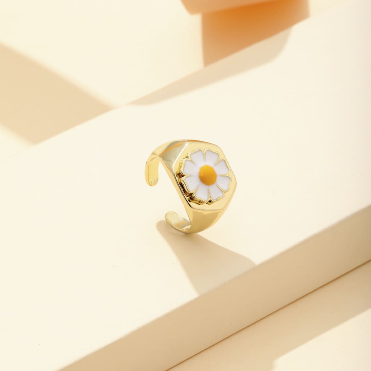 

Flower Decor Ring, Gold