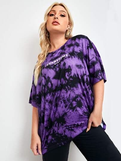 تي شيرت بجرافيك عبارة مقاس كبير منخفض الكتف