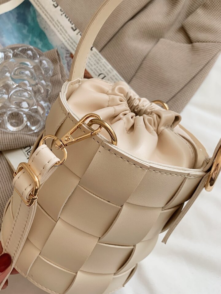 編み込みとチェーンが魅力 小ぶりレザーバッグで大人洗練コーデ さっすが【ZARA】だわぁ♡ 大人コーデに欠かせない！「洗練