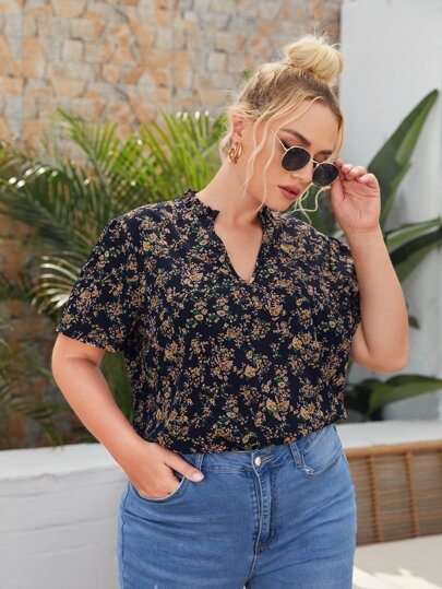 بلوزة بعنق مفتوح مزهر مقاس كبير