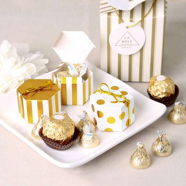 

20pcs Hot Stamping Pattern Candy Box, Gold