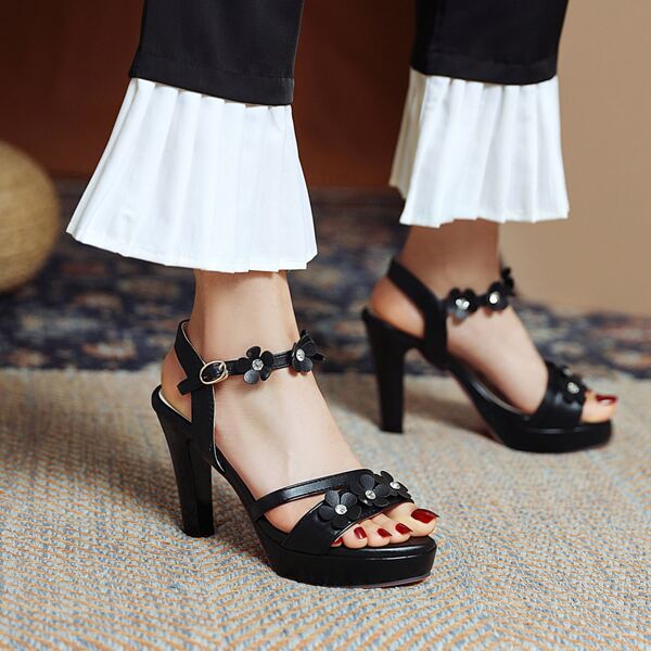 

Applique Decor Strappy Sandals, Black