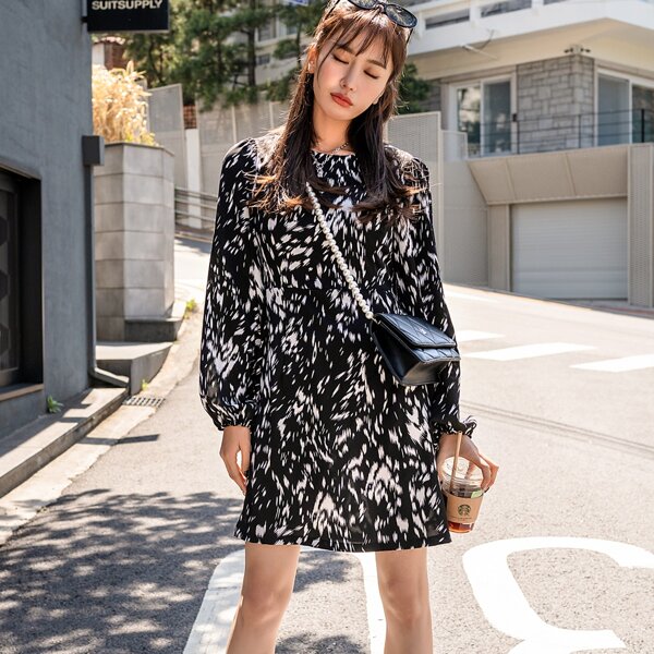 

Allover Print Bishop Sleeve Dress, Black and white