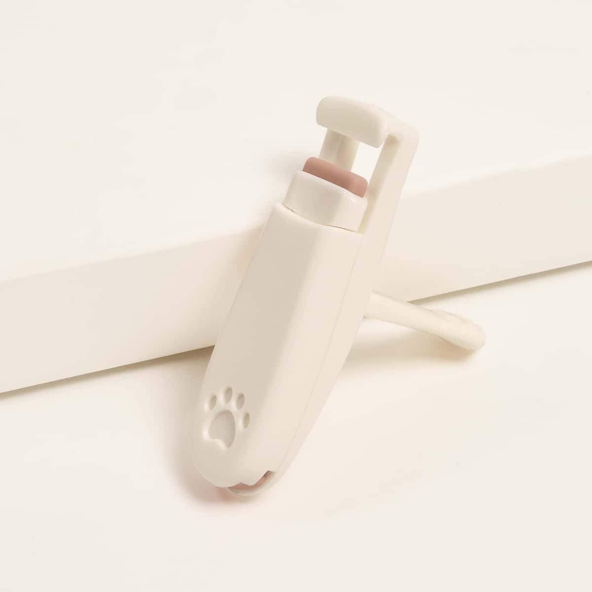 

Cat Claw Pattern Eyelash Curler, White