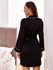 Bata de satén unida en contraste con cinturón - Negro - Ver 2