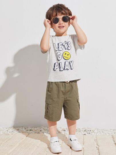 تي شيرت بطباعة جرافيك شعار للأولاد الصغار