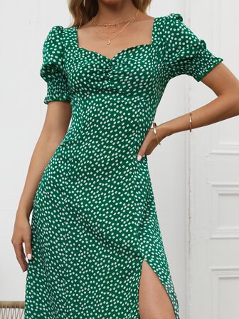 فستان بطباعة زهر اقحوان وبفتحة باكمام منتفخة