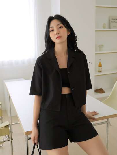 شورت مع بلوزة وبأزرار للنهاية بلون موحد