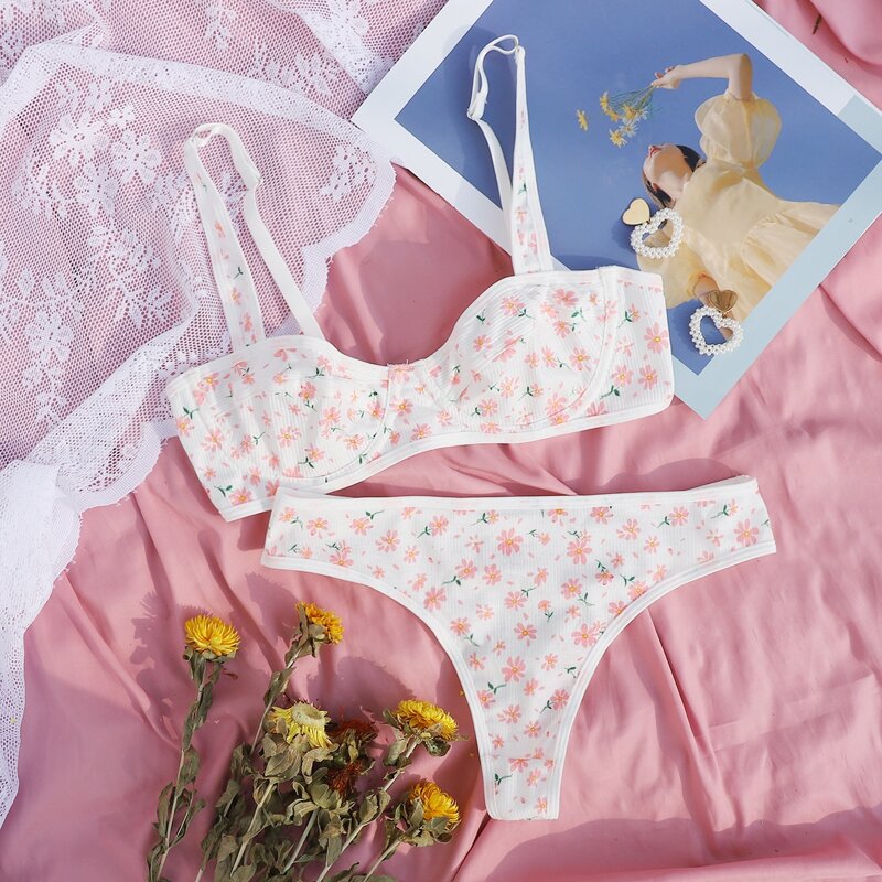 

Floral Print Underwire Lingerie Set, Multicolor