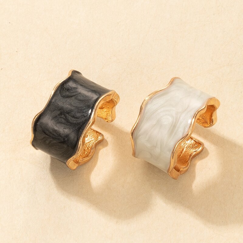 

2pcs Scallop Cuff Ring, Black and white