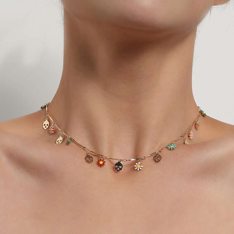 

Flower & Skull Decor Necklace, Gold