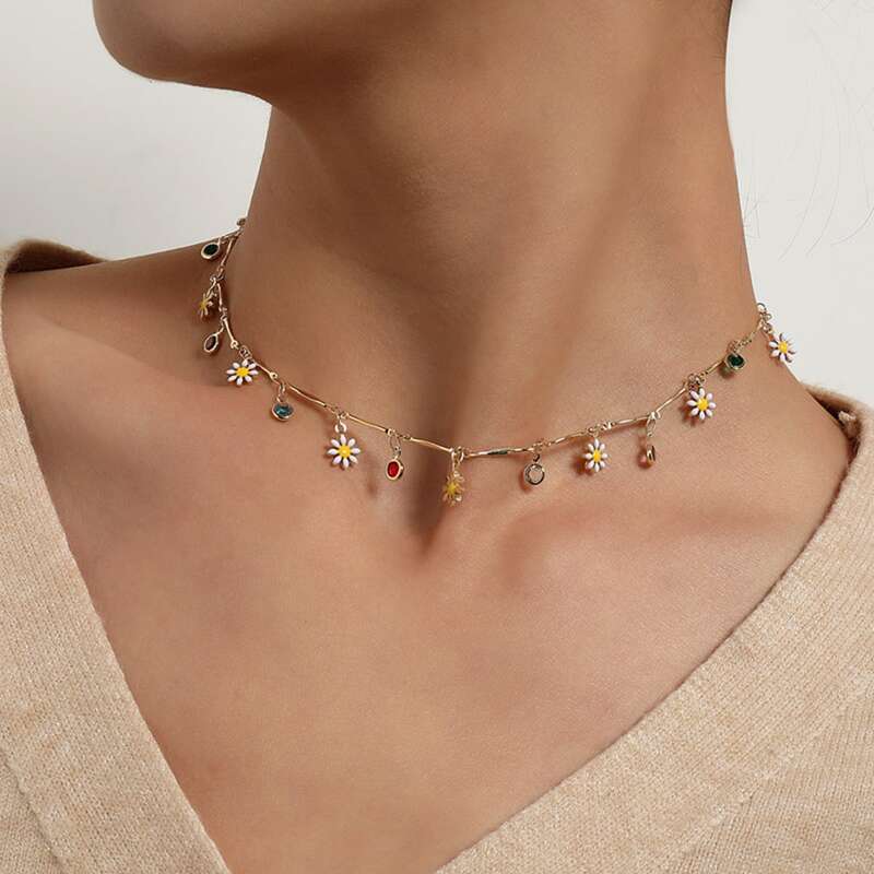 

Flower Decor Necklace, Gold