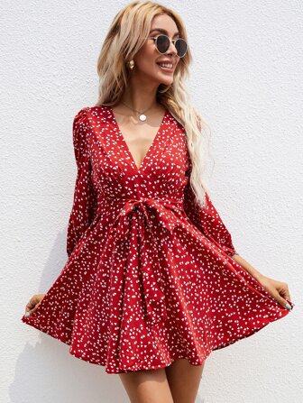 فستان بحزام بياقة مغرق بطباعة قلب