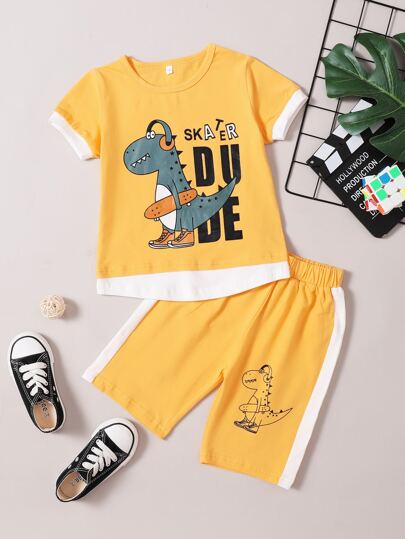 تي شيرت بطباعة ديناصور 2 في 1 مع شورت تريك للاولاد الصغار