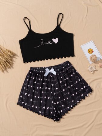 طقم بيجامة شورت قلب مع قميص كامي بجرافيك عبارة