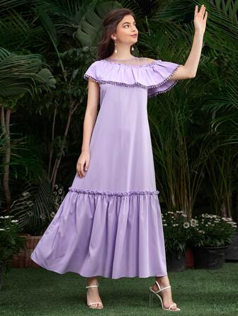 فستان بتفاصيل كرات مخملية مقلم مكشكش