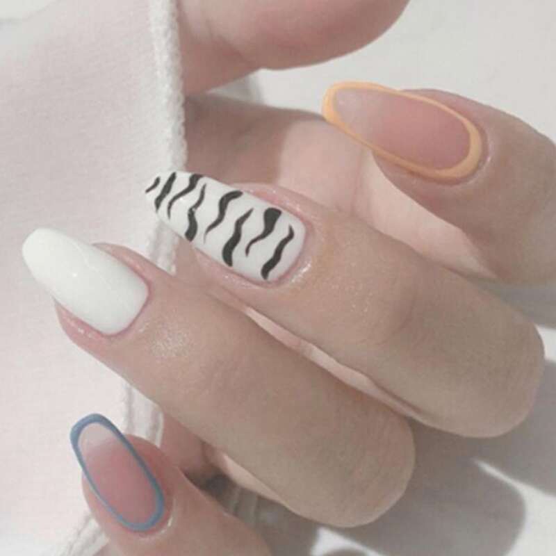 

24pcs Zebra Stripe Fake Nail, Multicolor