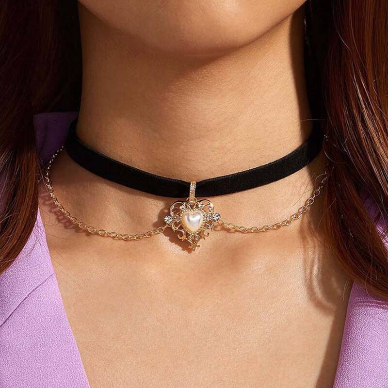 

Heart Pendant Choker, Gold