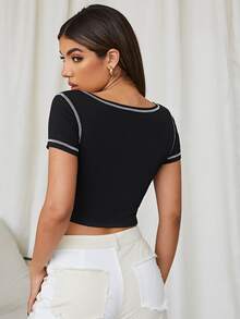 SHEIN تي شيرت مقلم بغرز بخط عنق بفتحة