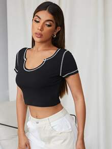 SHEIN تي شيرت مقلم بغرز بخط عنق بفتحة