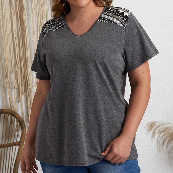 

Plus V-neck Geo Print Tee, Dark grey