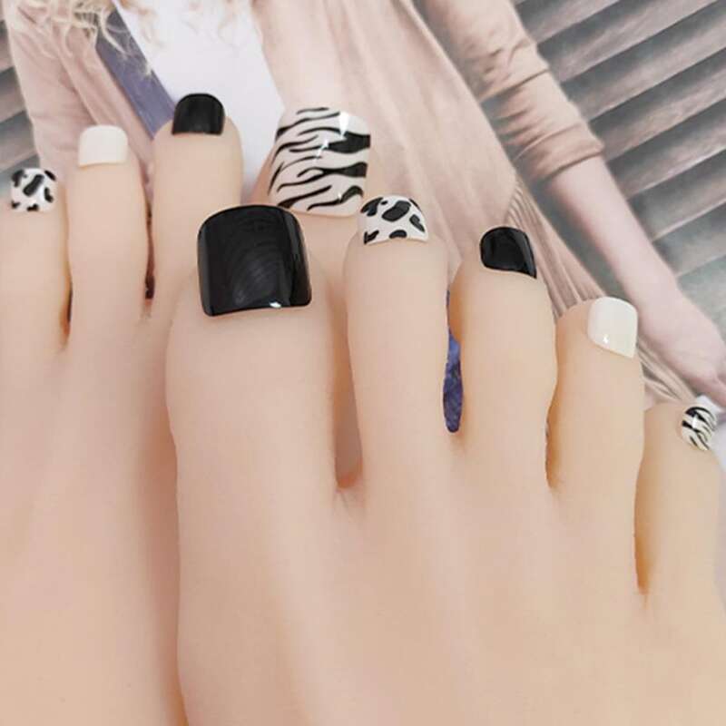 

24pcs Zebra Striped Toe Fake Nail, Black and white